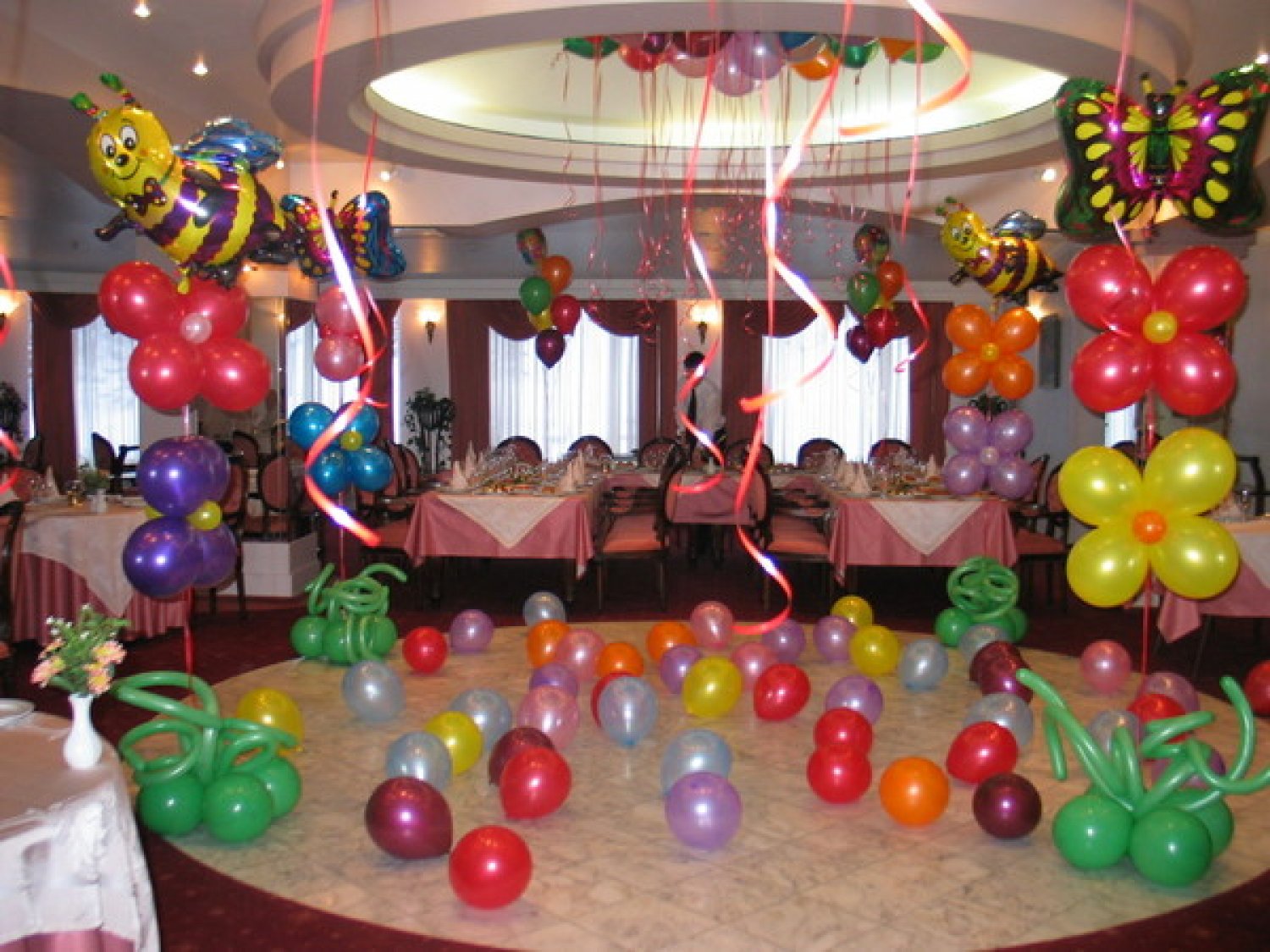 1 год ребенку в кафе. Украшение шарами. Украшение зала на день рождения. Украшение помещения шарами. Украшение зала шарами на день рождения.